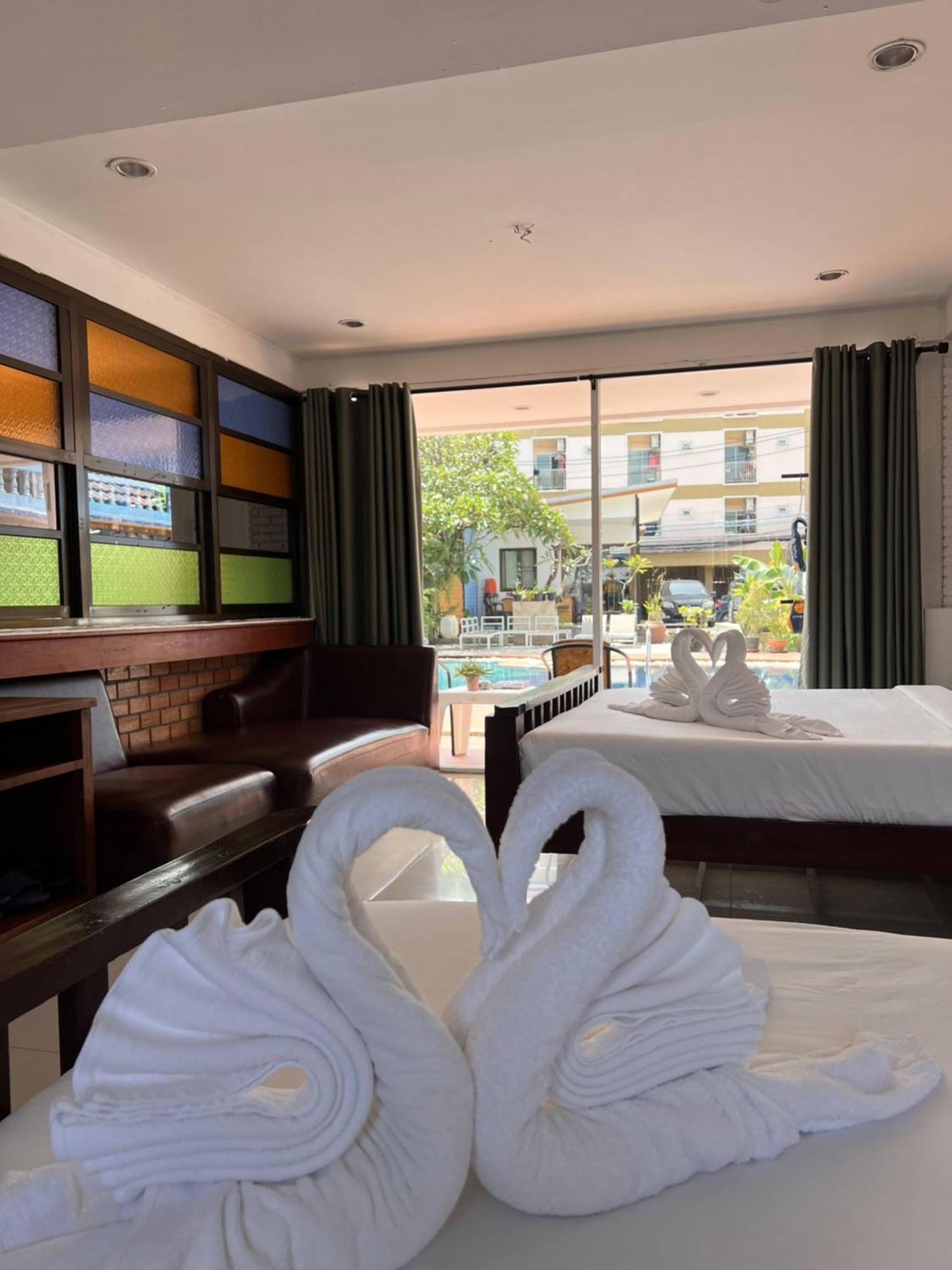 Baankasemsuk hotel 般咔 深宿 Patong Bagian luar foto